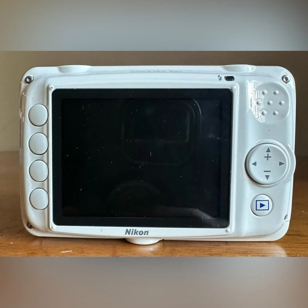 Nikon COOLPIX S30 10.1MP Waterproof Digital Camera White FOR REPAIR/PARTS